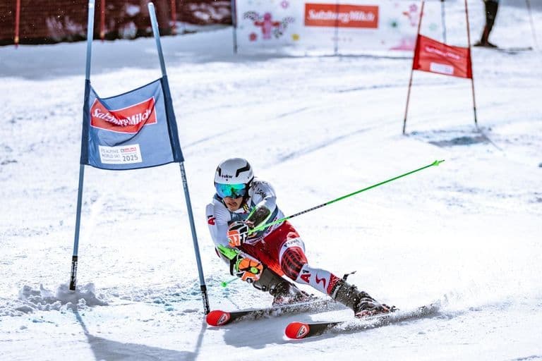 Kevin Schmidle in giant slalom at a blue gate