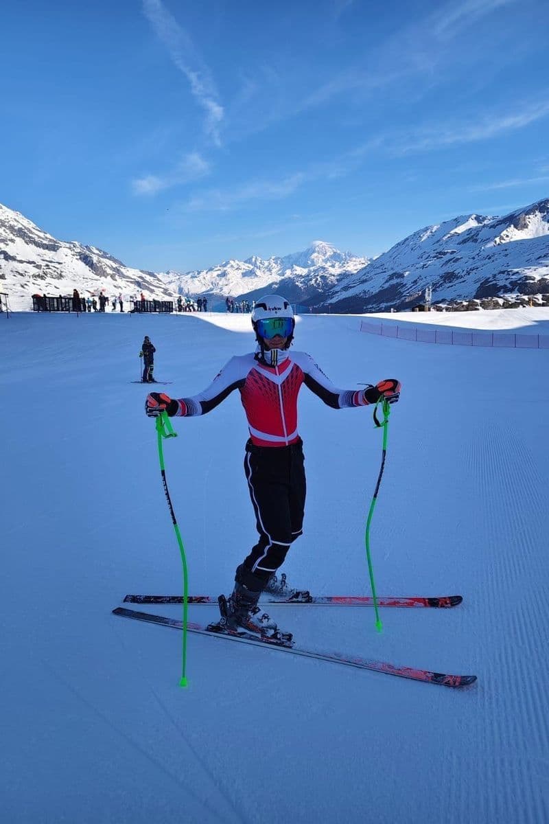 Kevin Schmidle mit Ski und Stöcken auf der Piste