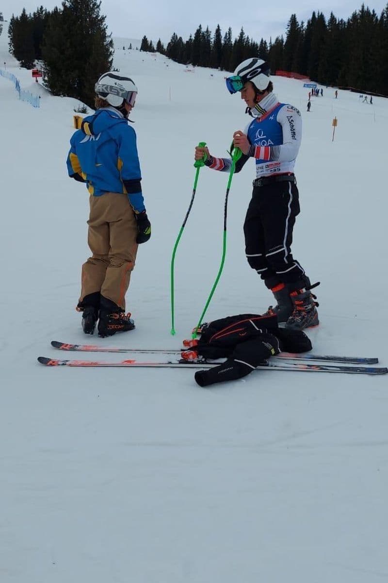 Kevin Schmidle im Gespräch mit seinem Trainer auf der Piste