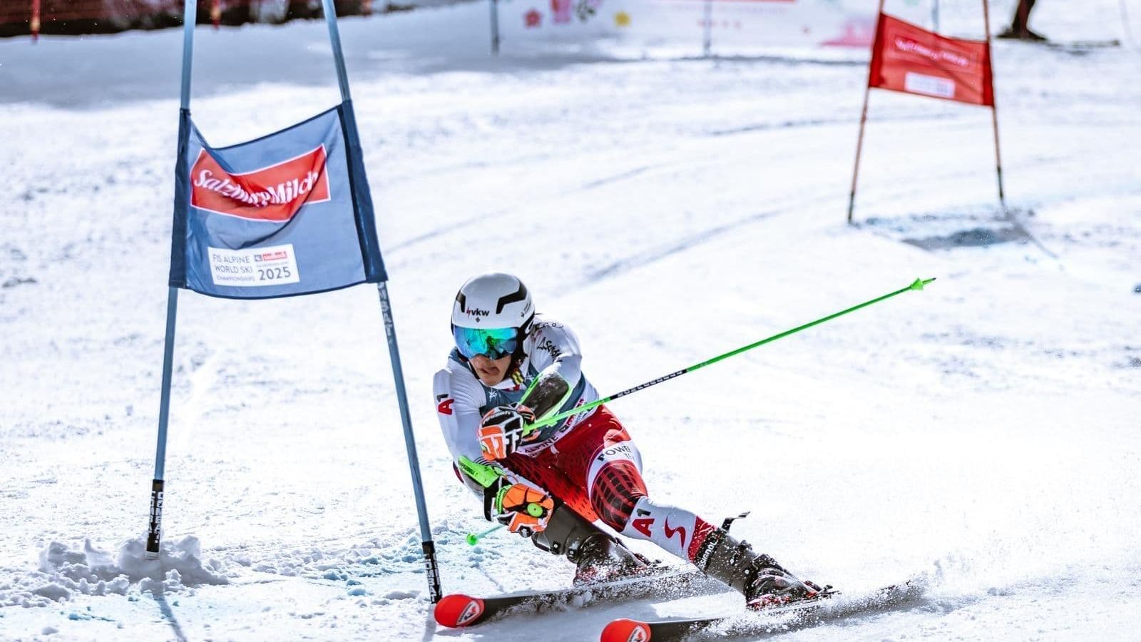 Kevin Schmidle im Riesenslalom an einem blauen Tor